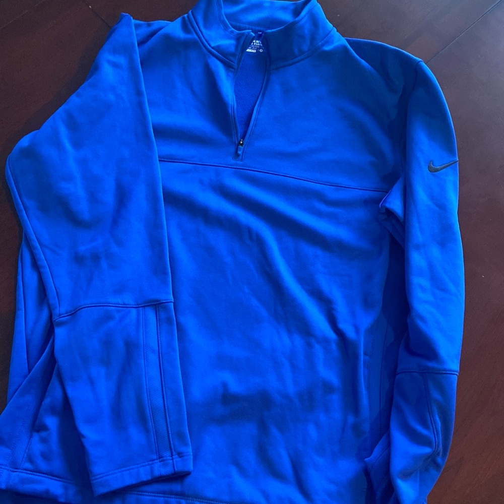 Nike Pullover perfect for cold days, students, athletes.  Very little wear.